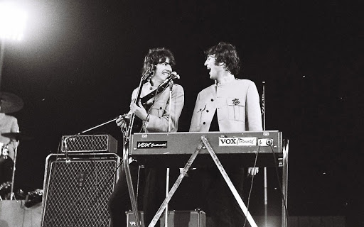 George y John durante su concierto en Shea Stadium